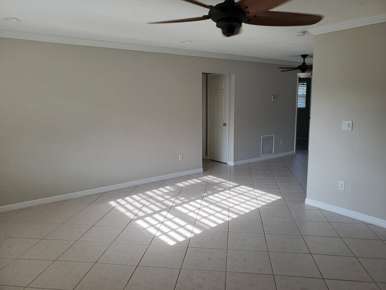 Building Photo - 3308 NE Jeannette Dr