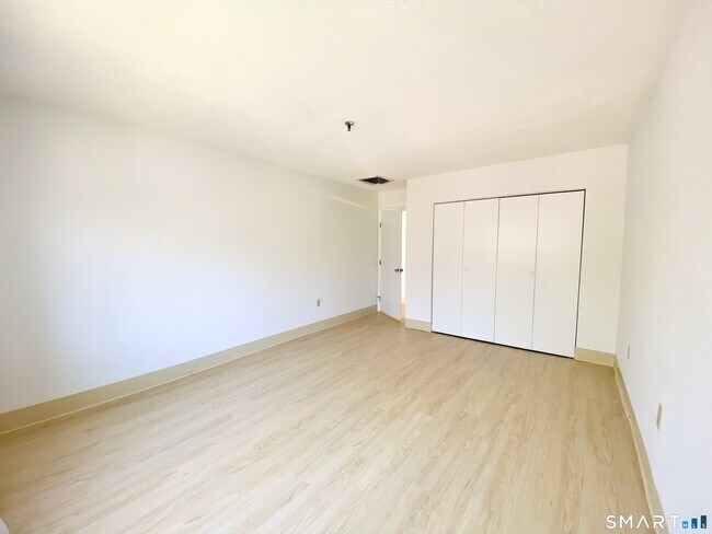 Building Photo - 1204 Whitney Ave