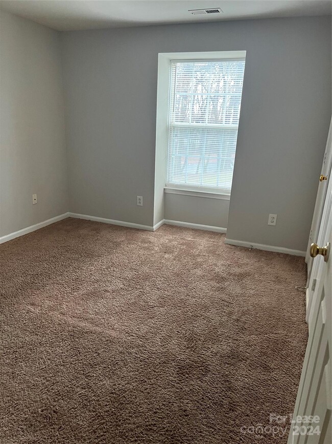 Building Photo - 1645 Arlyn Cir