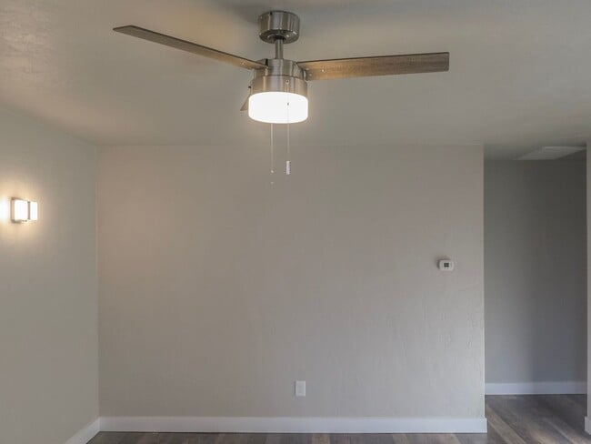 Building Photo - Updated 2 Bedroom Duplex in Salem Availabl...