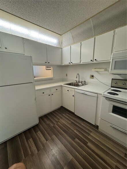 Primary Photo - 5300 NE 24th Ter