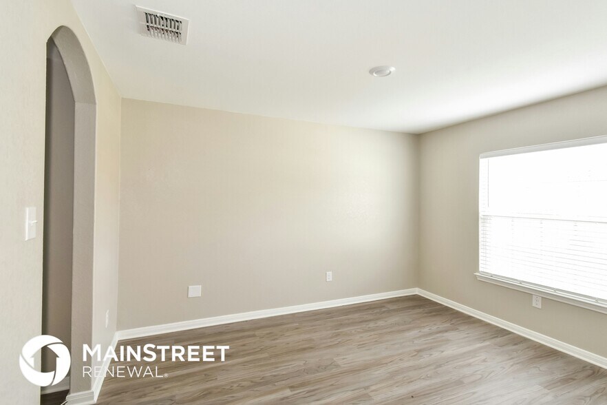 Building Photo - 3219 Begonia Bend