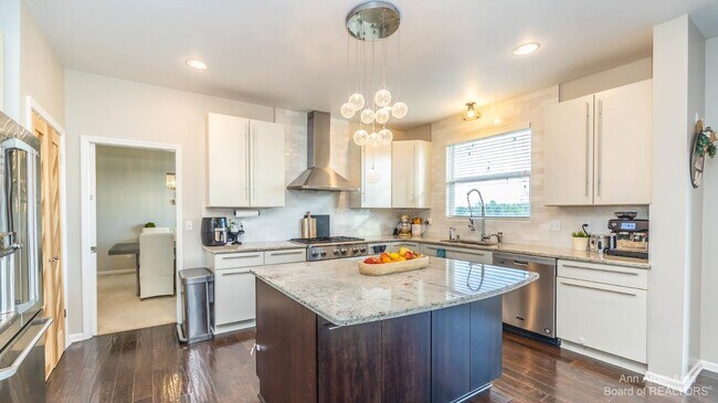 Building Photo - 815 Atherstone Dr