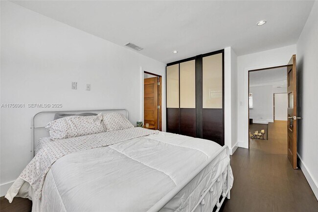 Building Photo - 2120 NE 204th St