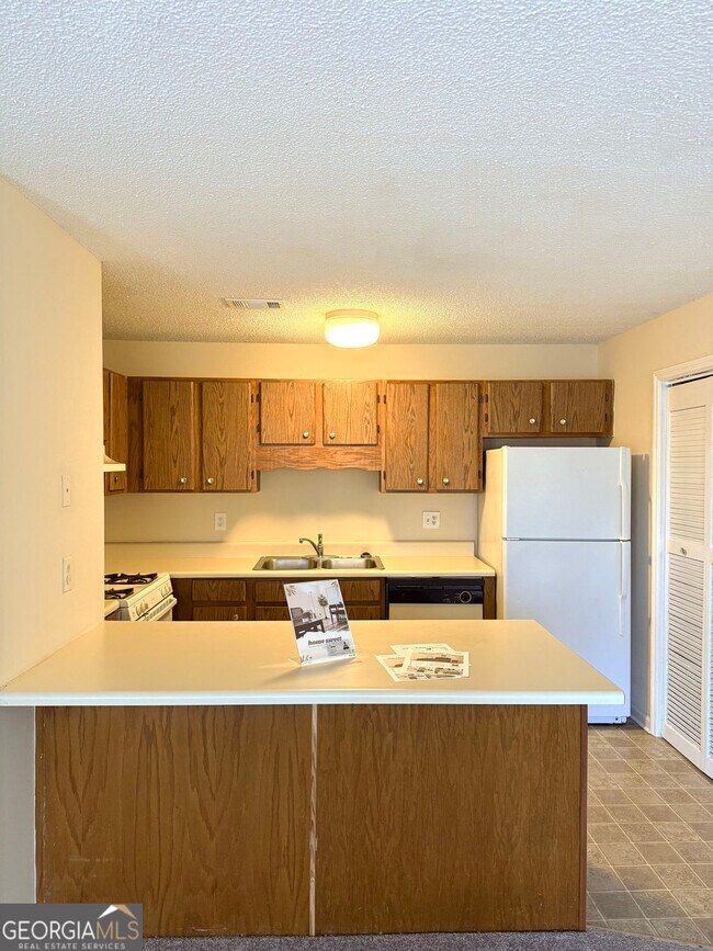 Building Photo - 1600 Oakpoint Dr SW