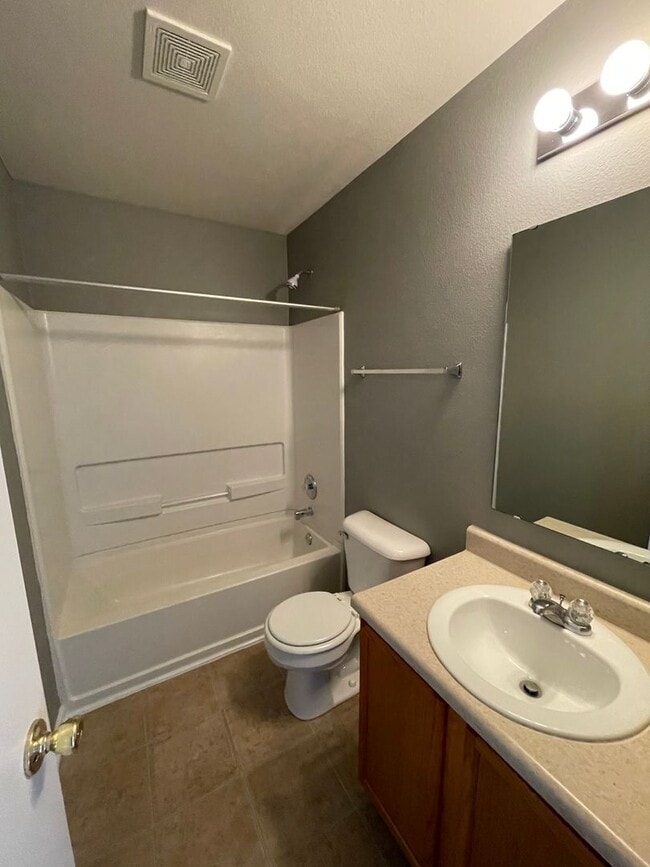 Building Photo - Shelbyville - 3 BR  home with loft