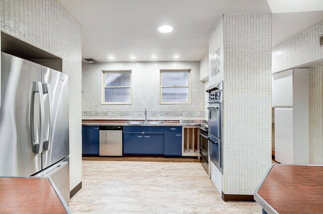 Building Photo - 2881 Observatory Ave