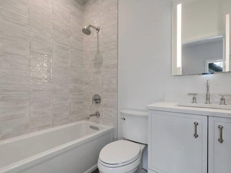 Building Photo - 1815 W Augusta Blvd