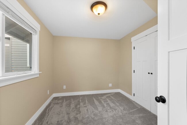 Building Photo - Valley St Duplex