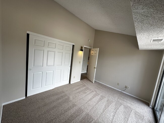 Building Photo - AVAILABLE NOW!  Charming Chestnut Condo!