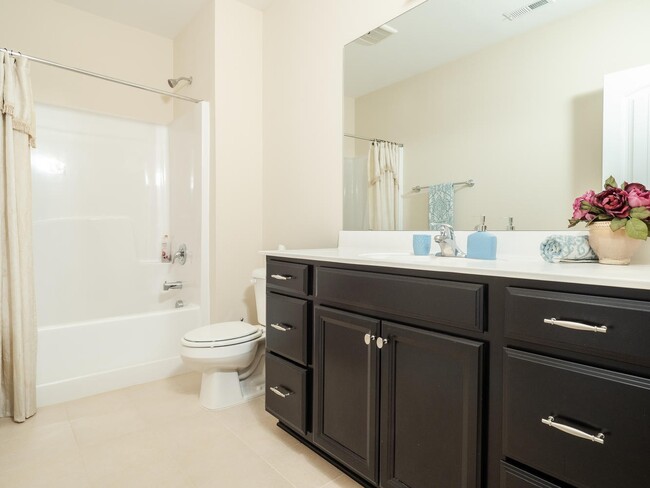Building Photo - Gorgeous Luxury 3 Bedroom 2.5 Bath Townhom...