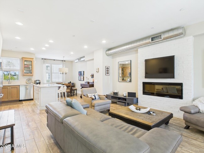 Building Photo - 4816 N Woodmere Fairway