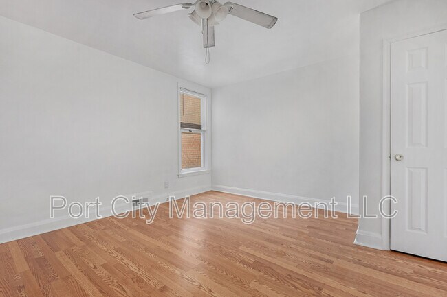 Building Photo - 419 Gusryan St