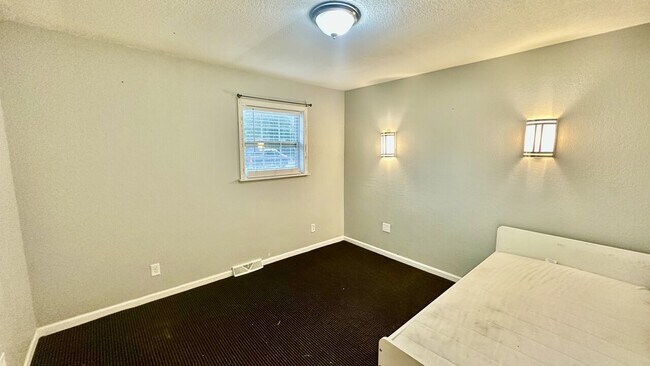 Building Photo - 11020 E Belaire