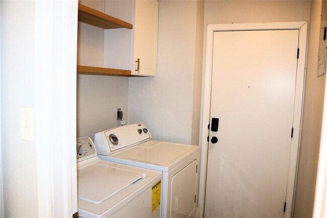 Building Photo - 1111 Blue Fox Dr