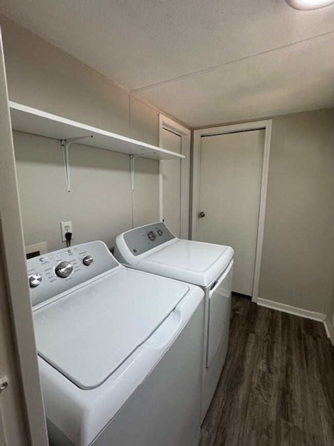 Building Photo - 2 bedrooms, 1 full bath located on a quiet lot. 1 story living with a great open floor plan. Very...