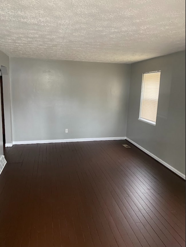 Building Photo - Great 4 bed 2 bath near UD and Dayton central...with garage & AC with laundry hook ups!