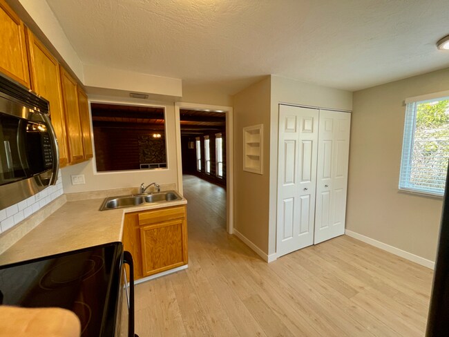 Building Photo - 722 S Kcid Rd