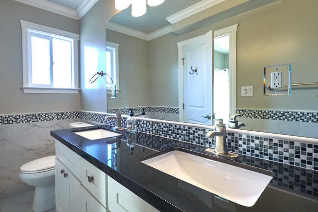 Aqua Terra 3 Bed, 2 Bath Bathroom - Aqua Terra Apartments