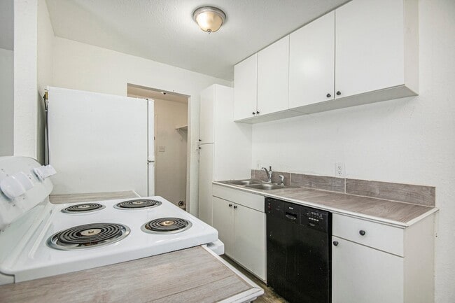 Building Photo - 6000 Calloway Ct