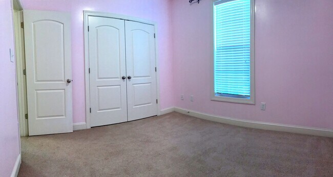 Building Photo - Rad in Raintree!