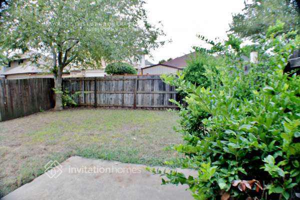 Building Photo - 1633 Summers Dr