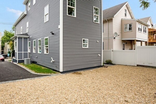 Building Photo - 10 Brook St