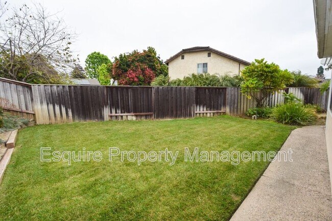 Building Photo - 887 Yearling Ct