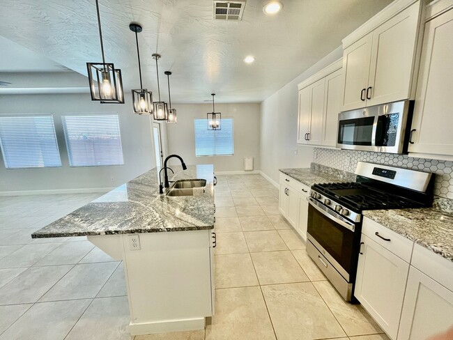 Building Photo - Beautiful Pet-Friendly 4-BR Home in Hurricane