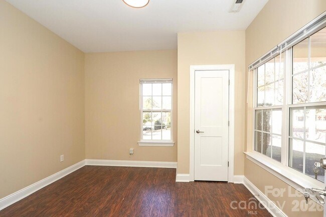 Building Photo - 10122 Victoria Blake Dr