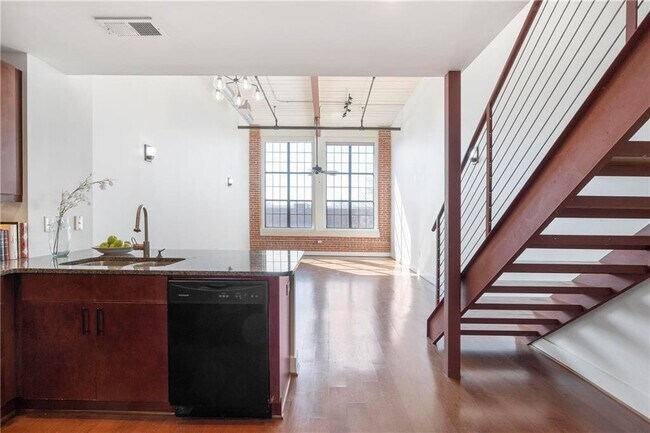 Building Photo - 1261 Caroline St NE