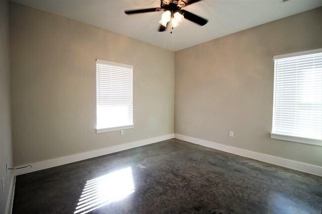 Building Photo - 709 Maple St