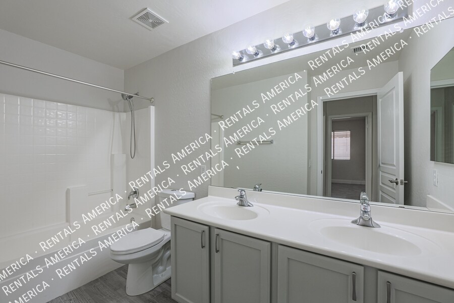 Building Photo - 3050 E Cherry Hills Pl