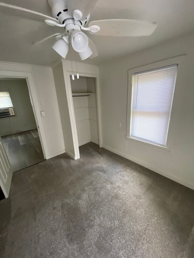 Building Photo - 2 Bedroom House Basement & Garage - Fenced...