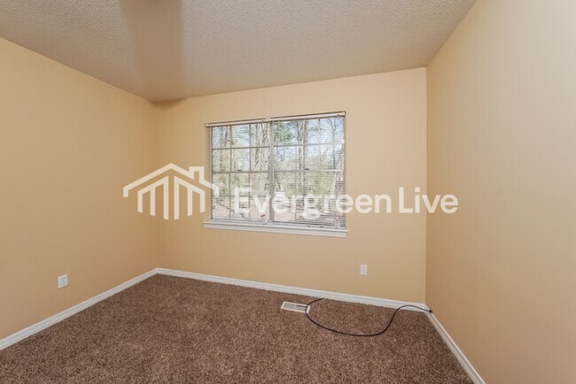 Building Photo - 424 Carriage Dr