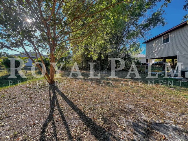 Building Photo - 2/1 Rental with W/D Hookups—Roses are Red, Lawns are Green, a Fenced Yard? That’s a Pet Lover’s D...