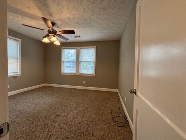 Building Photo - Charming 2-bedroom one bath cottage