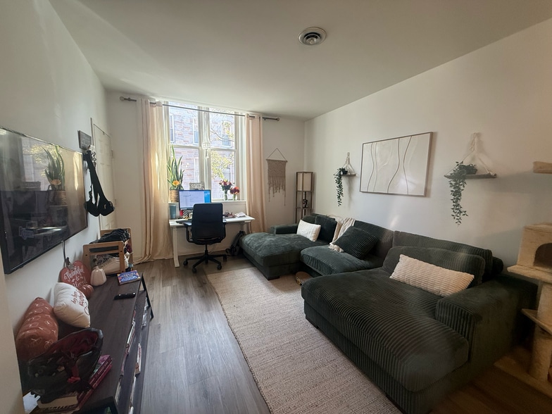 Living room - 148 E Clement St