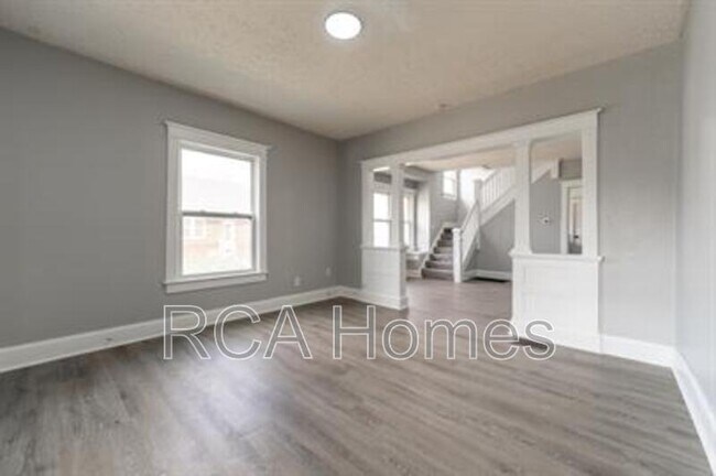 Building Photo - 1037 N Parker Ave