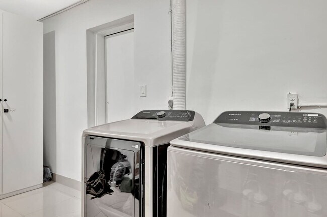 Building Photo - 391 NW 35th Ct