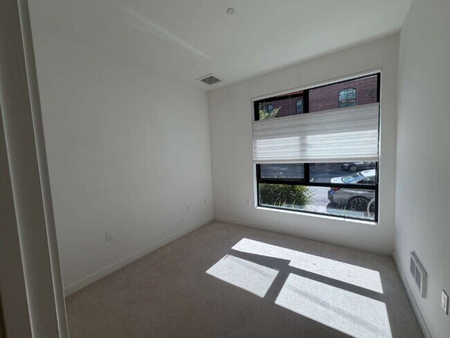 Building Photo - Luxurious Updated Condo in Dogpatch