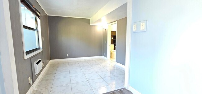 Building Photo - 3684 Pinehurst Dr