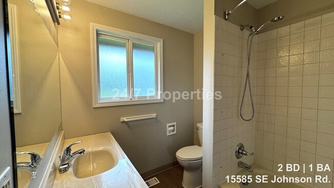 Building Photo - Updated 2 BD | 1 BA Duplex with Garage & Yard