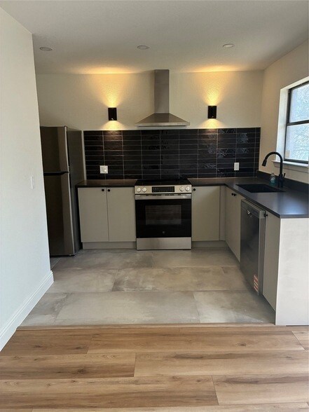 Building Photo - 2101 Mistletoe Ave