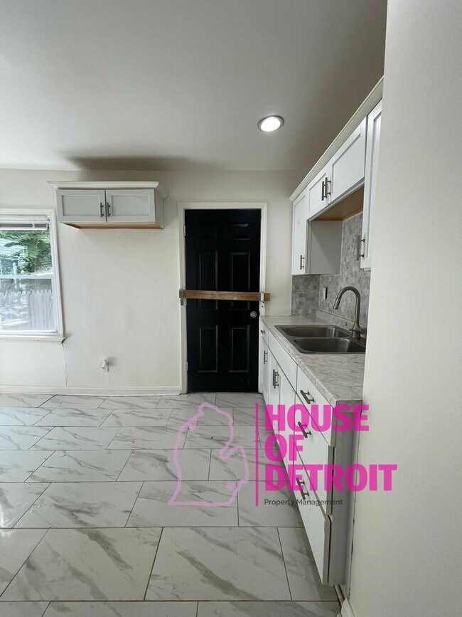 Building Photo - Summer Special~ 3 BEDROOM 1 BATH BUNGALOW ...