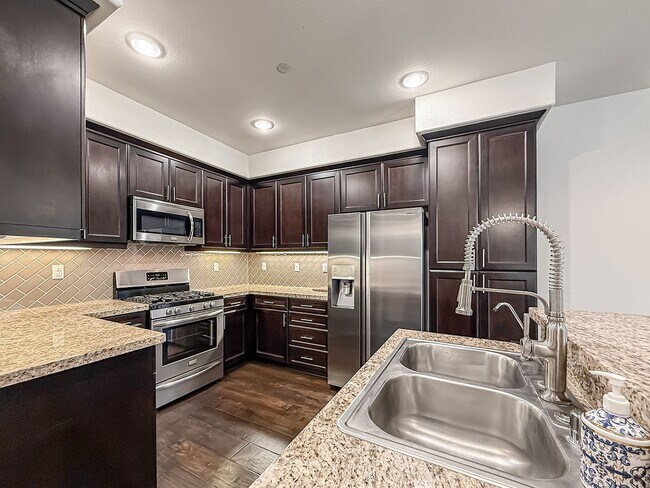 Building Photo - 3 bed, 2 1/2 bath townhome in sought-after Oak Terrace community