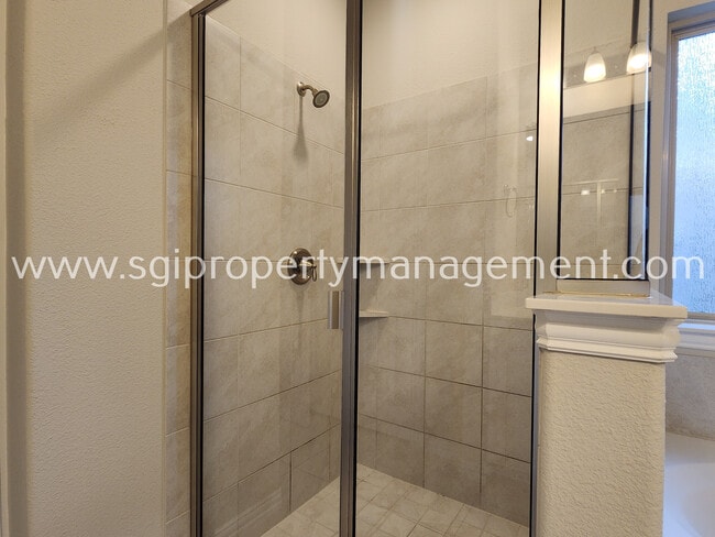 Building Photo - 2024 Miramar Dr