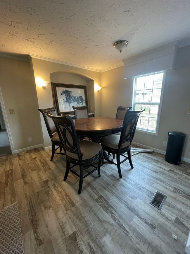 Building Photo - 3 Bedroom 2 Bath Home with large Sunroom i...