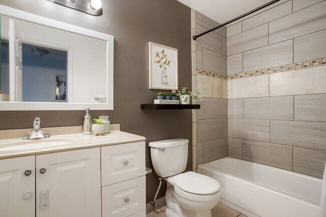 Building Photo - 2 Bedroom/2 Bathroom Condo - Aurora - Lowe...