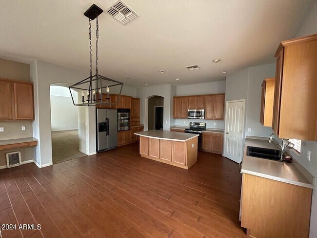 Building Photo - 4940 E Runaway Bay Dr